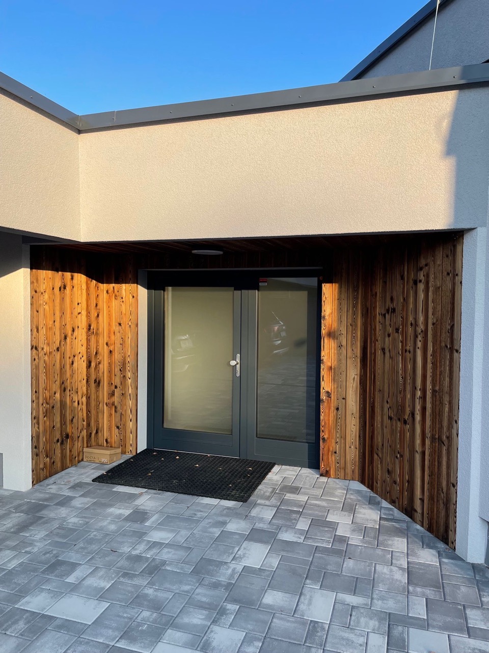 Hoe zorg je voor door vuur verbrande planken buiten?