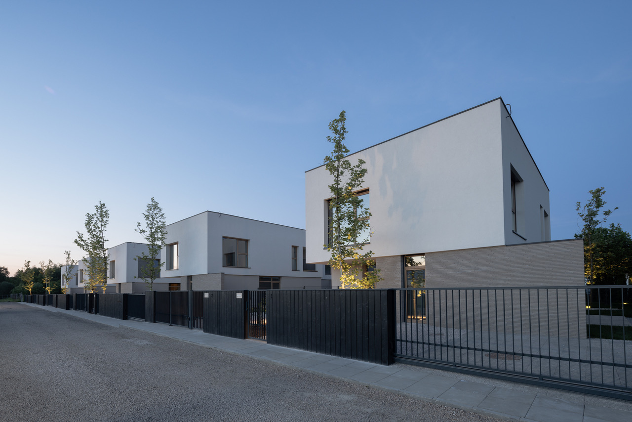 Hekwerk van gebrande planken in de STAV wijk